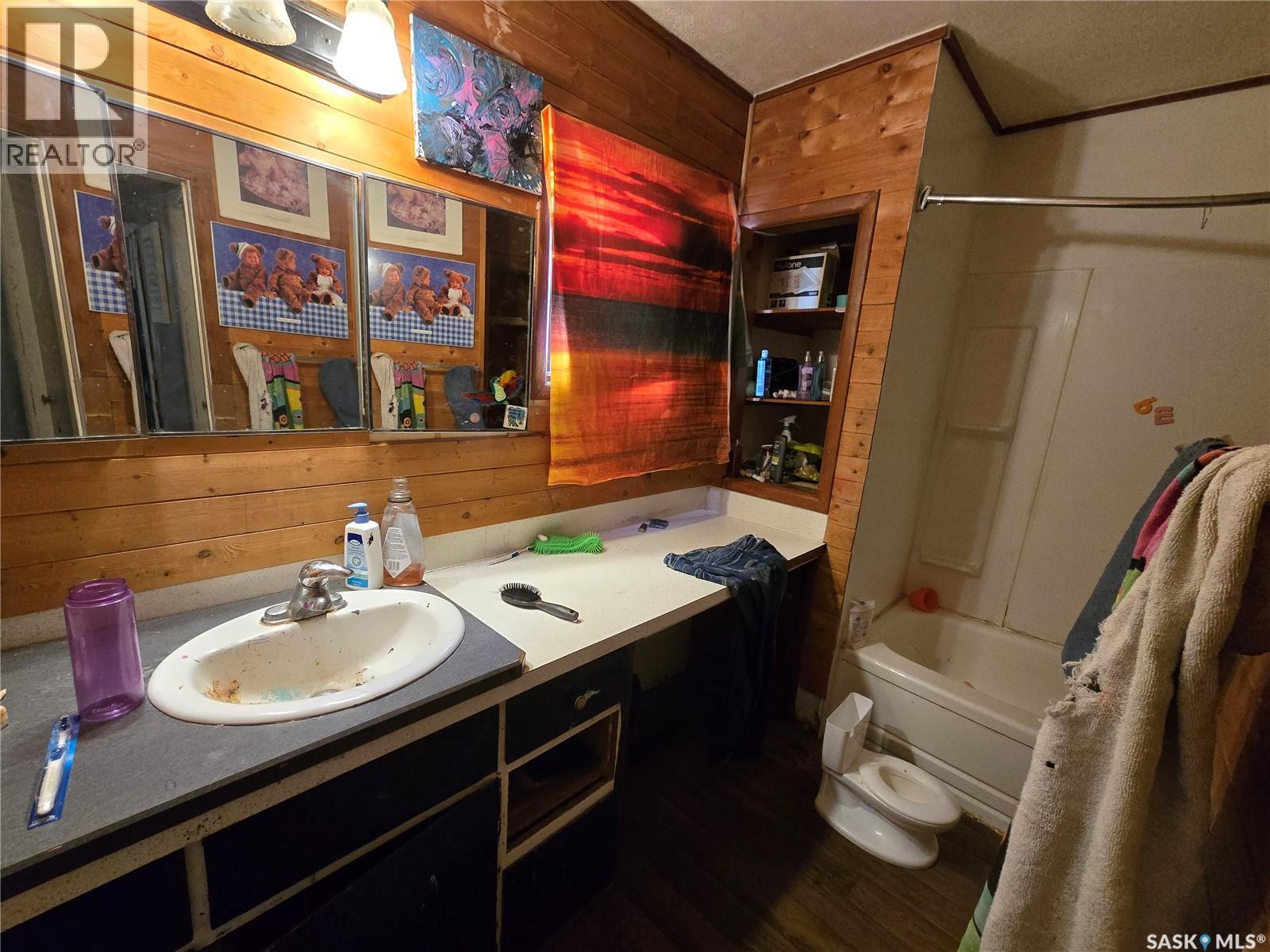 470 2Nd Avenue Nw, Swift Current, SK - Indoor Photo Showing Bathroom