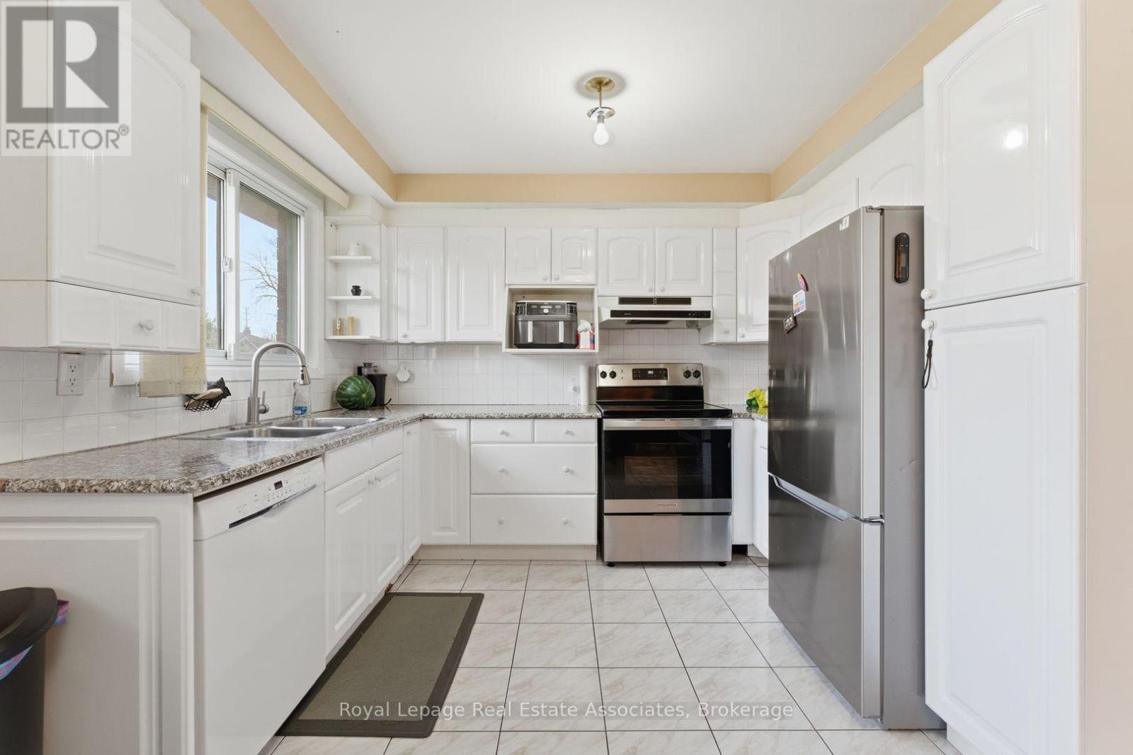 652 Eversley Drive, Mississauga, ON - Indoor Photo Showing Kitchen With Double Sink