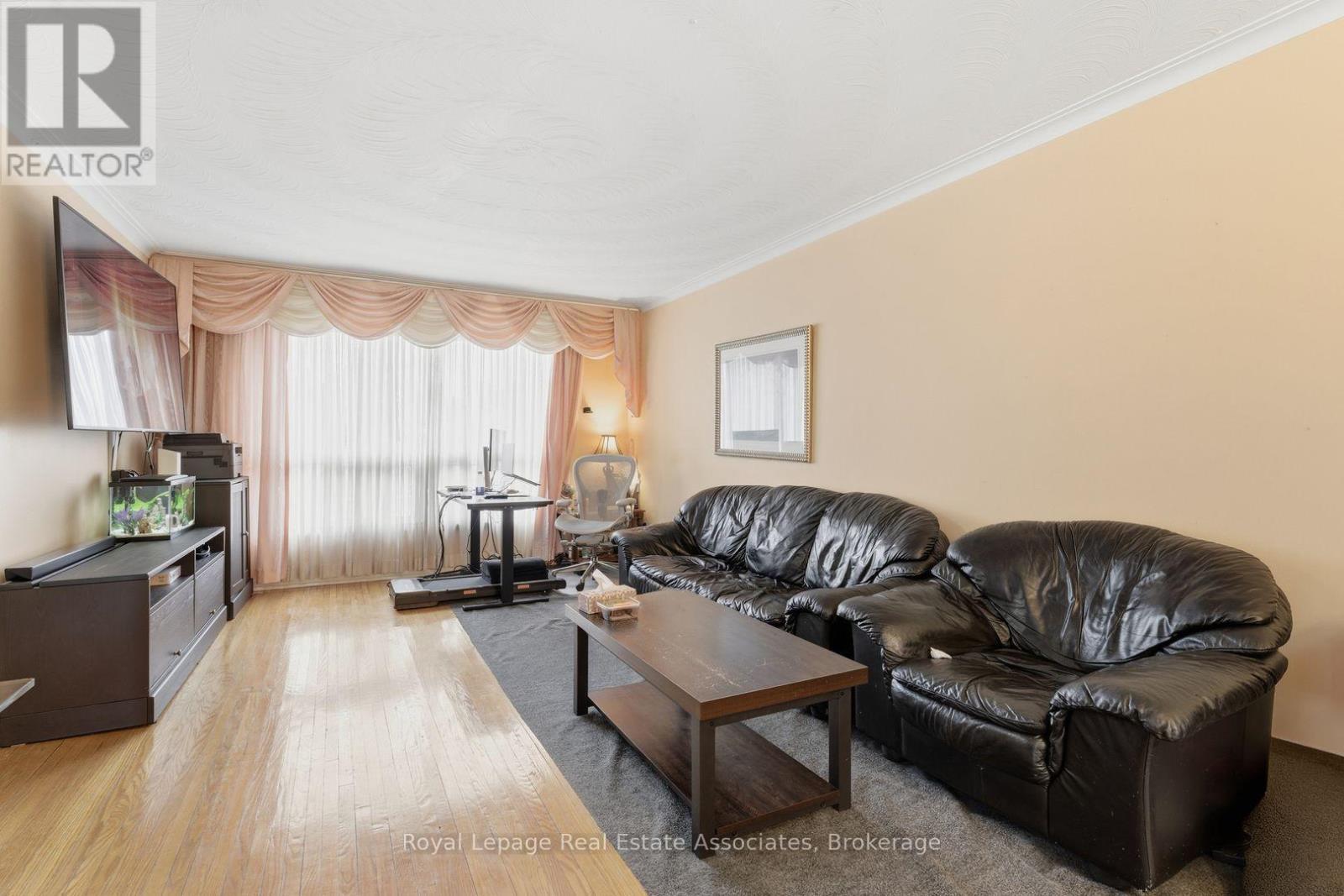 652 Eversley Drive, Mississauga, ON - Indoor Photo Showing Living Room