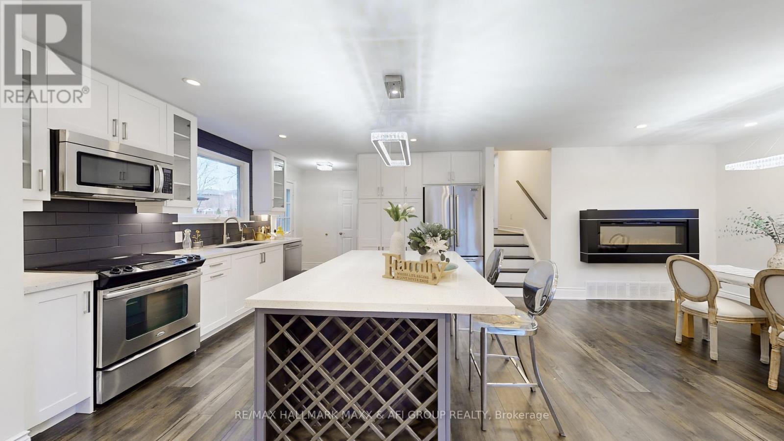 42 Devins Drive, Aurora, ON - Indoor Photo Showing Kitchen With Upgraded Kitchen