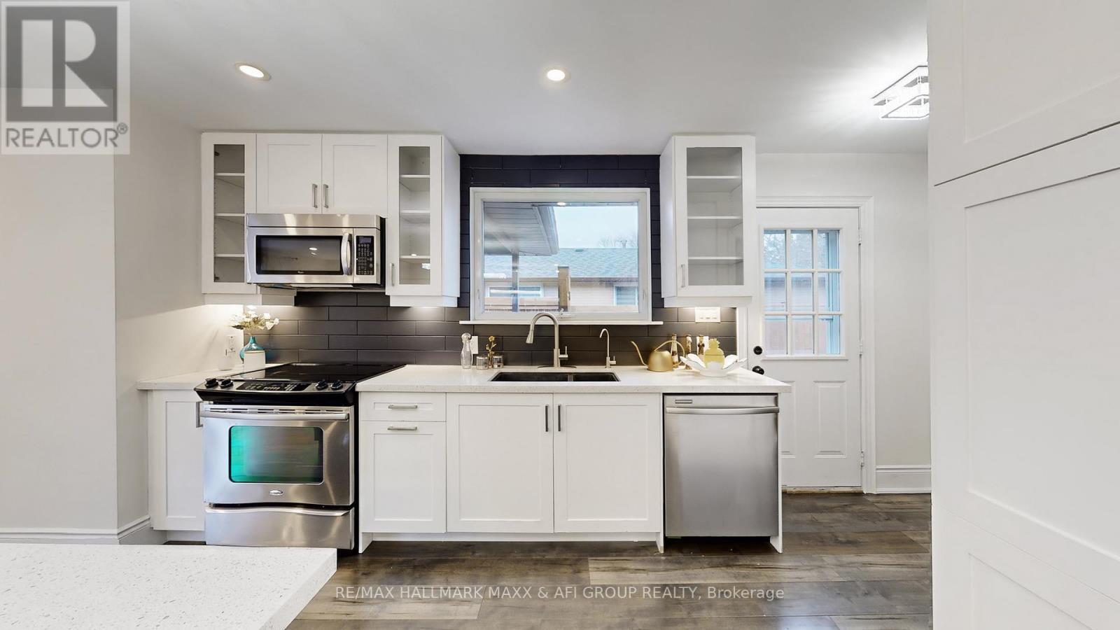 42 Devins Drive, Aurora, ON - Indoor Photo Showing Kitchen