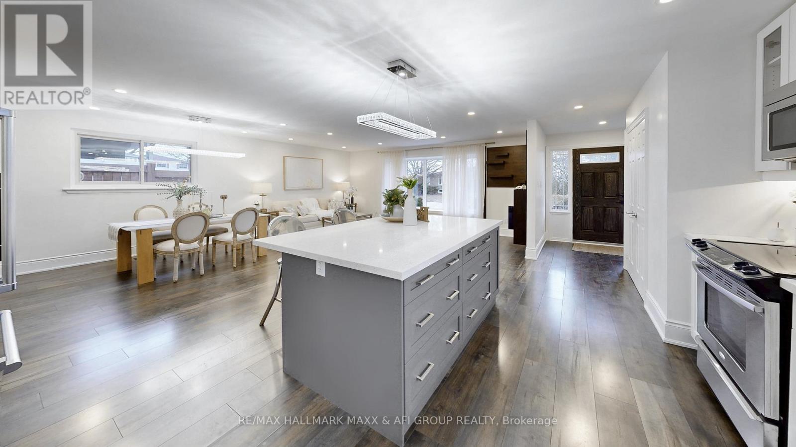 42 Devins Drive, Aurora, ON - Indoor Photo Showing Kitchen With Upgraded Kitchen