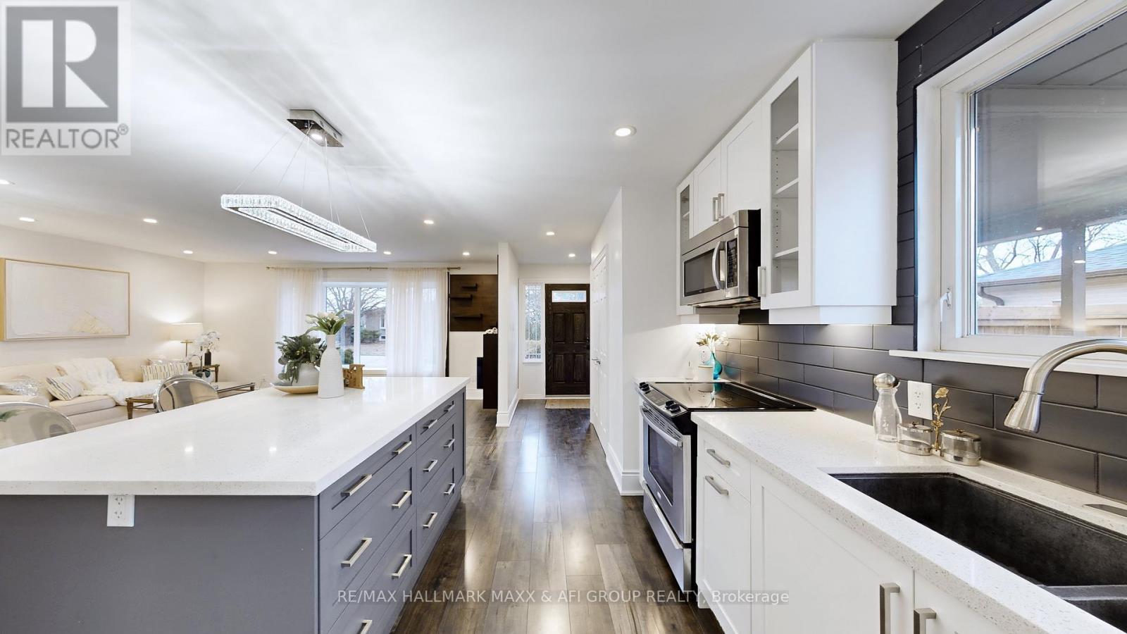 42 Devins Drive, Aurora, ON - Indoor Photo Showing Kitchen With Upgraded Kitchen