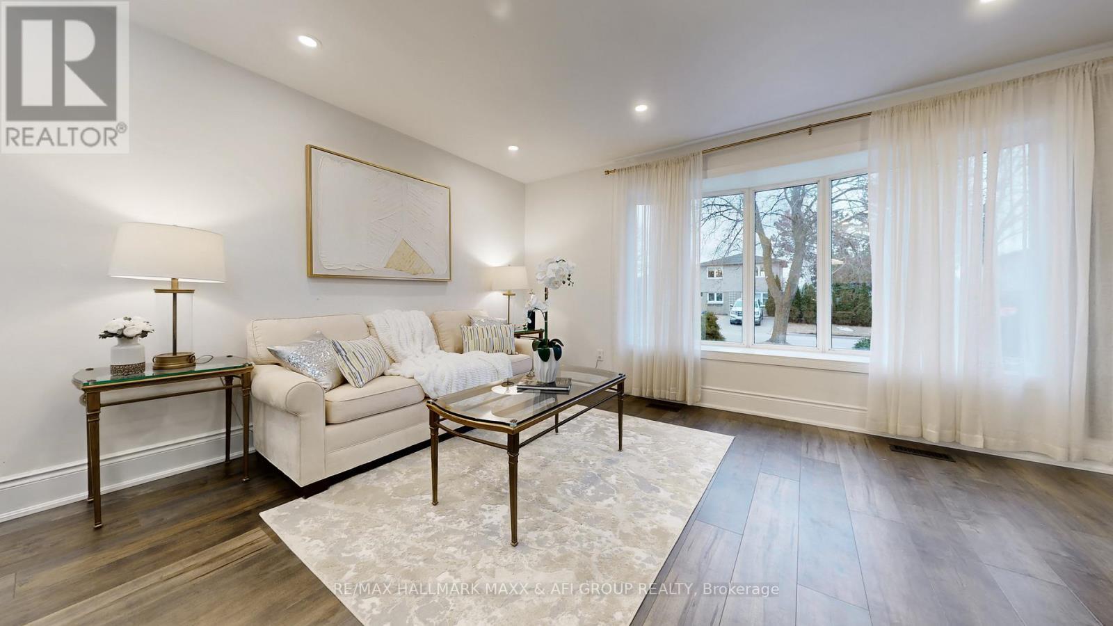 42 Devins Drive, Aurora, ON - Indoor Photo Showing Living Room