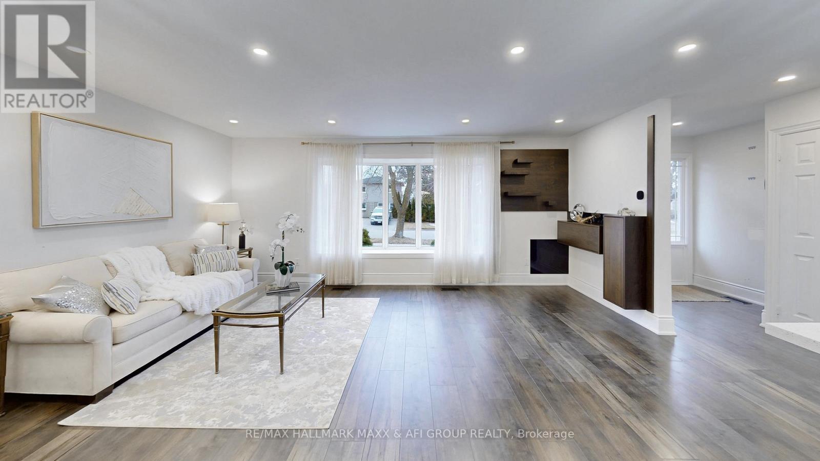 42 Devins Drive, Aurora, ON - Indoor Photo Showing Living Room