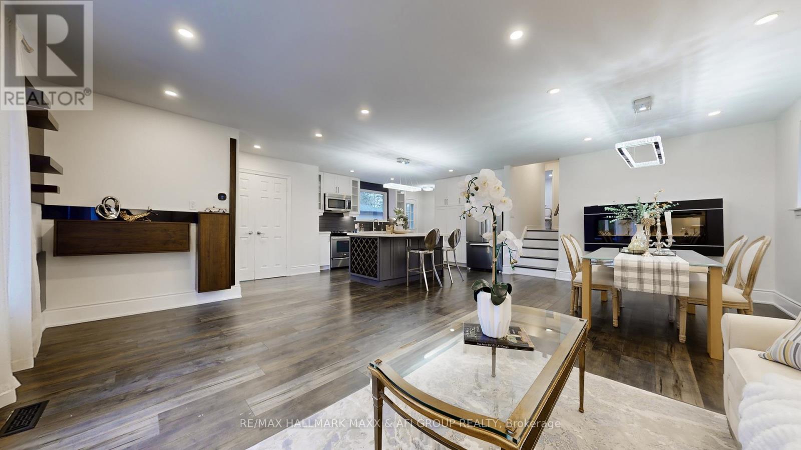 42 Devins Drive, Aurora, ON - Indoor Photo Showing Living Room