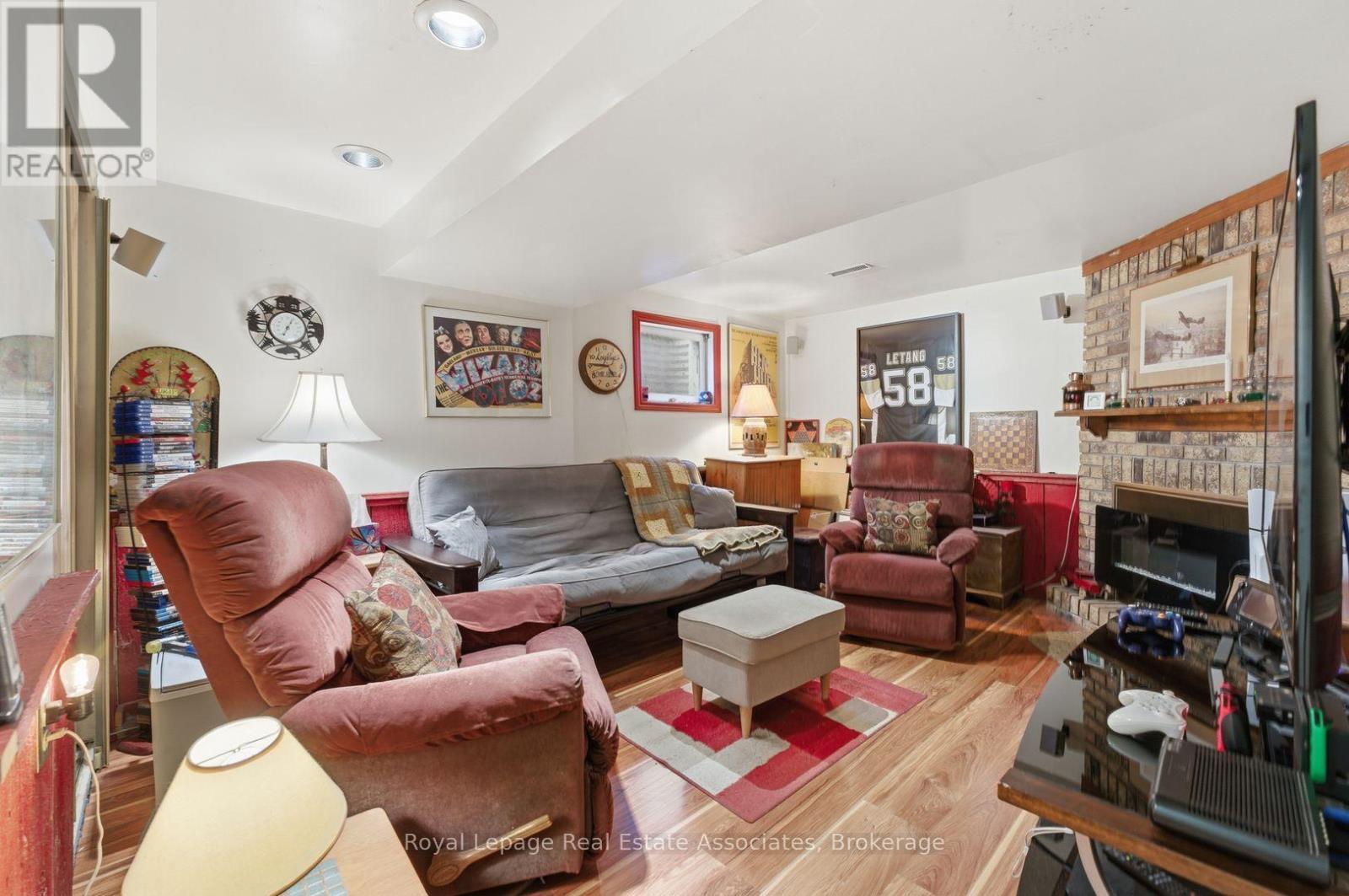 3244 Mainsail Crescent, Mississauga, ON - Indoor Photo Showing Living Room With Fireplace