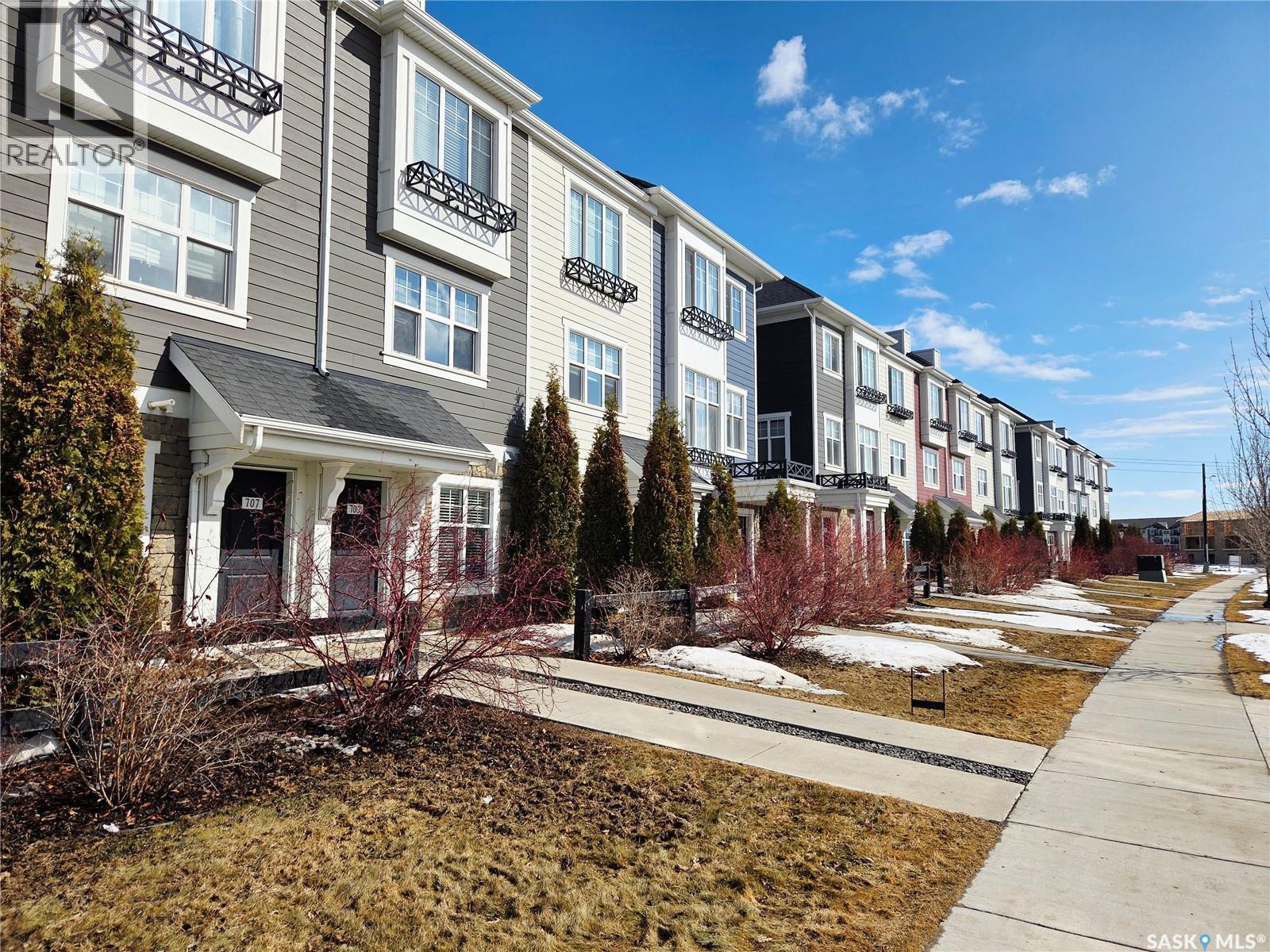 709 Meadows Boulevard, Saskatoon, SK - Outdoor