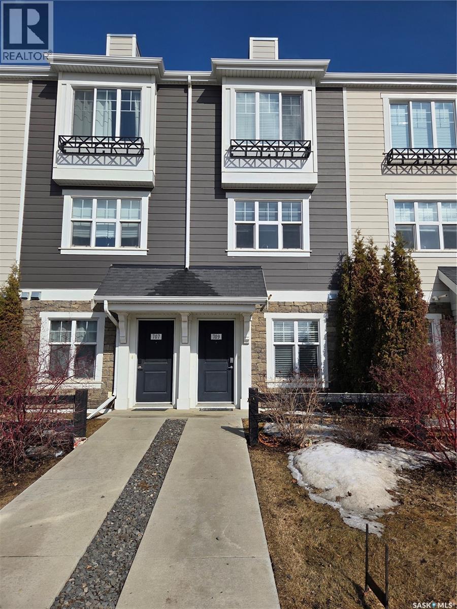 709 Meadows Boulevard, Saskatoon, SK - Outdoor With Facade