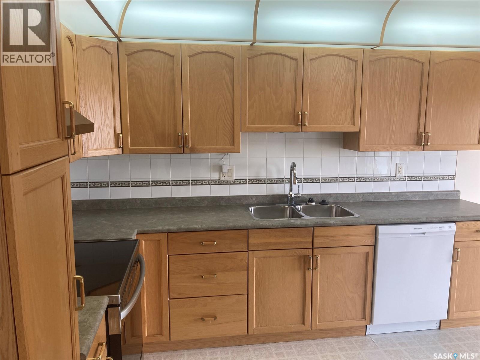 329 325 Keevil Crescent, Saskatoon, SK - Indoor Photo Showing Kitchen With Double Sink