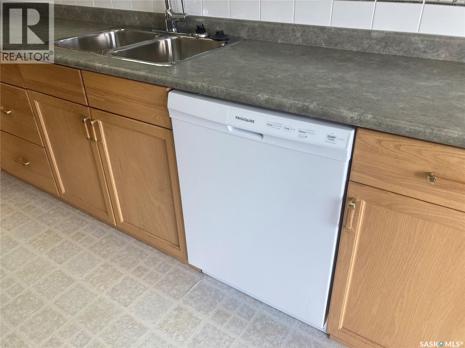 329 325 Keevil Crescent, Saskatoon, SK - Indoor Photo Showing Kitchen With Double Sink
