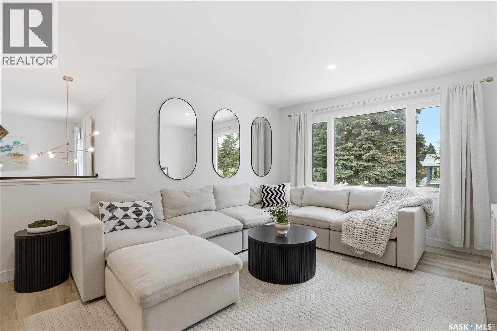 41 Red River Road, Saskatoon, SK - Indoor Photo Showing Living Room