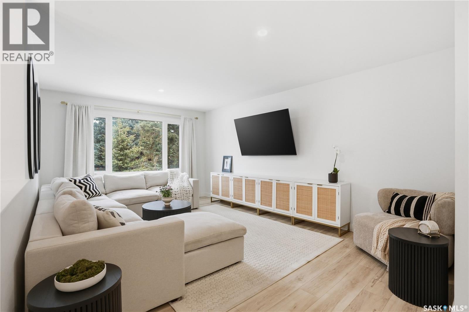 41 Red River Road, Saskatoon, SK - Indoor Photo Showing Living Room