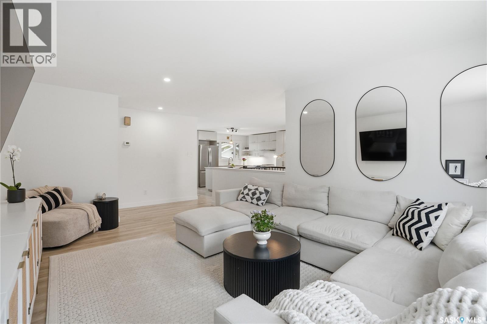 41 Red River Road, Saskatoon, SK - Indoor Photo Showing Living Room