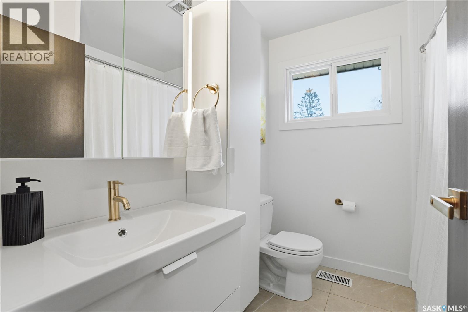 41 Red River Road, Saskatoon, SK - Indoor Photo Showing Bathroom