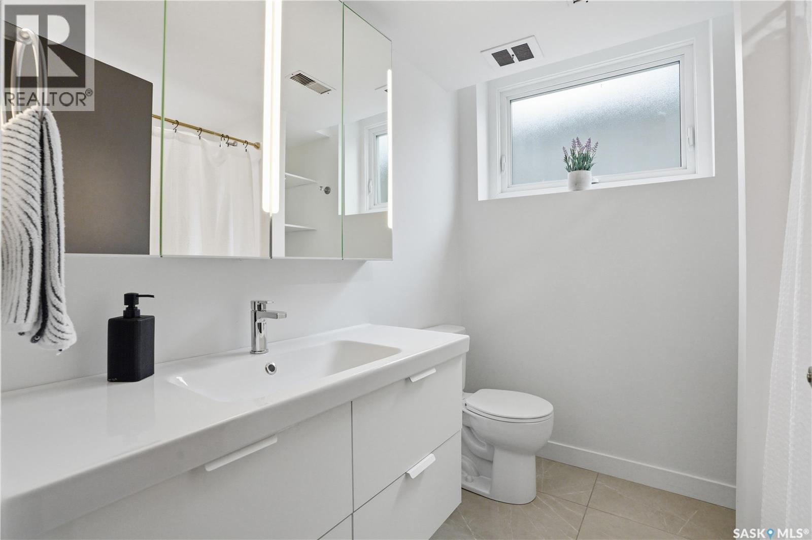41 Red River Road, Saskatoon, SK - Indoor Photo Showing Bathroom