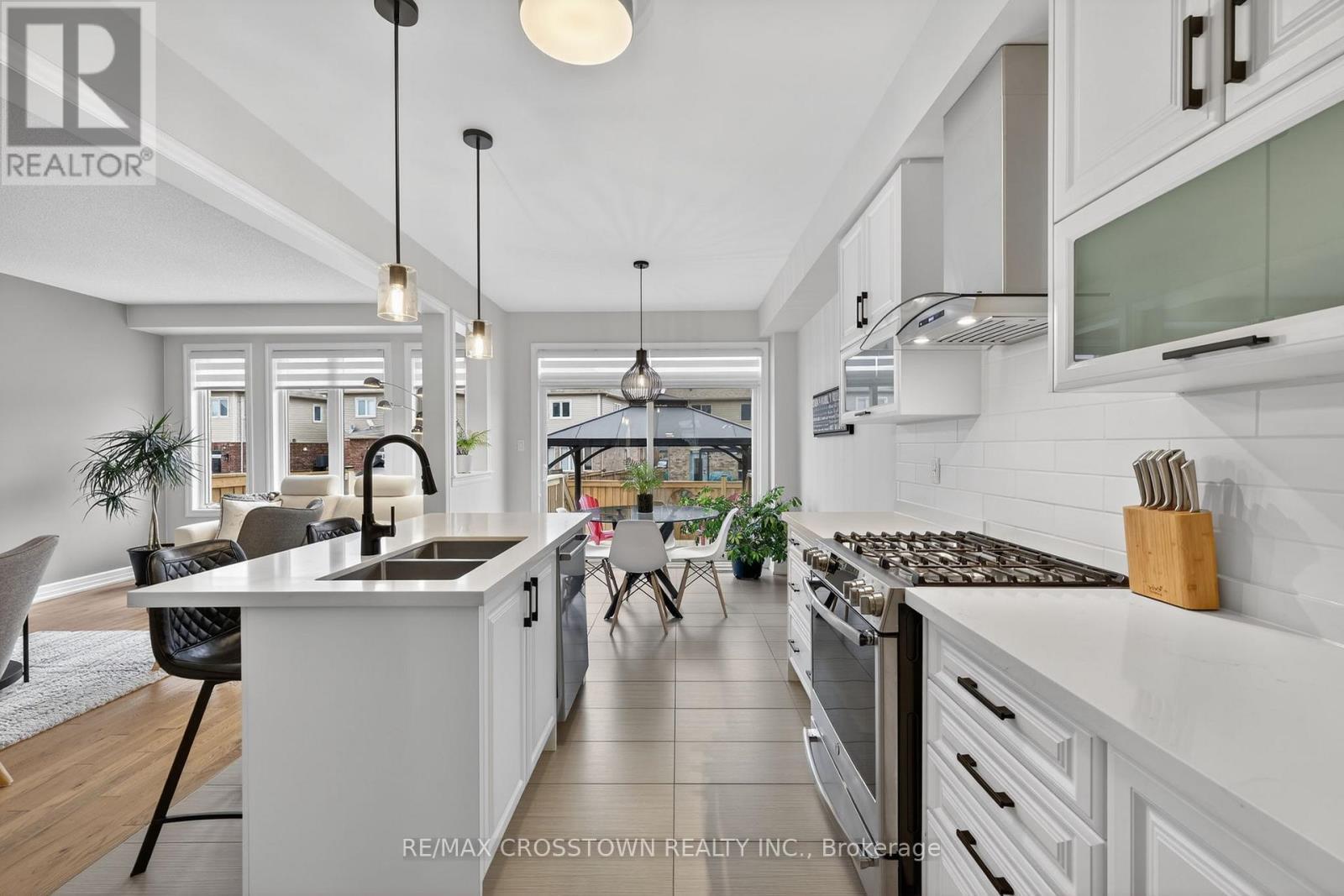 30 Hutton Crescent, Essa, ON - Indoor Photo Showing Kitchen With Upgraded Kitchen