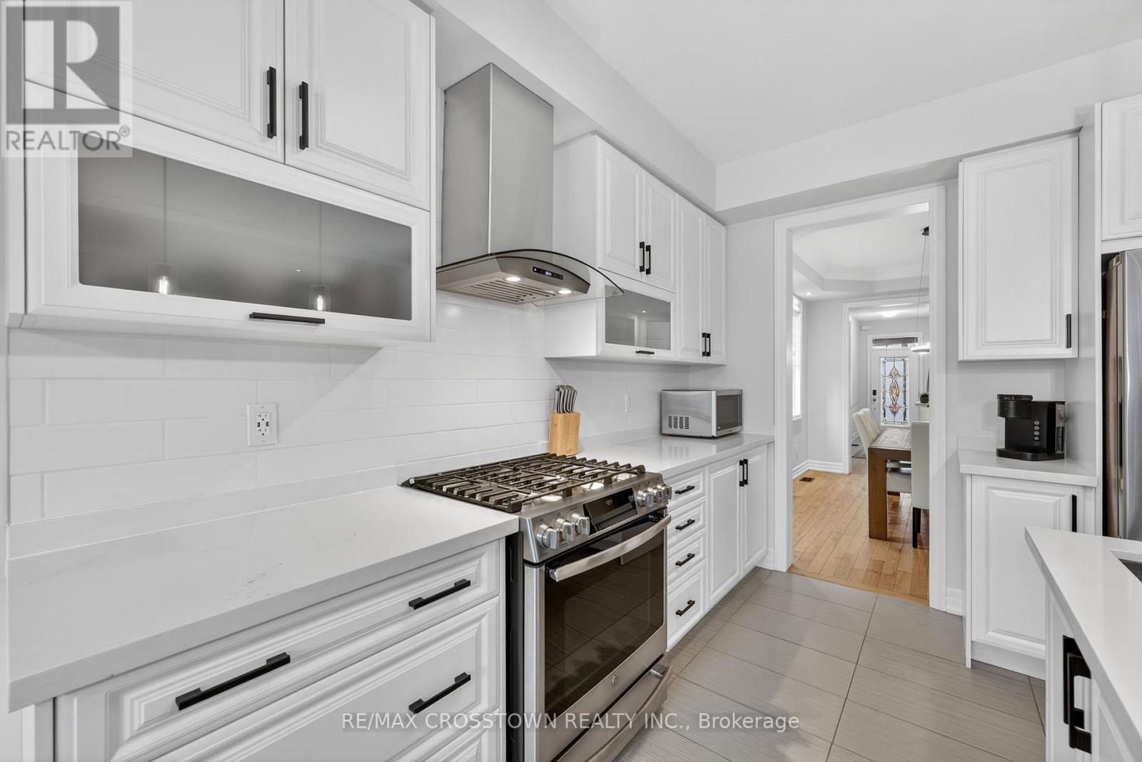 30 Hutton Crescent, Essa, ON - Indoor Photo Showing Kitchen With Upgraded Kitchen