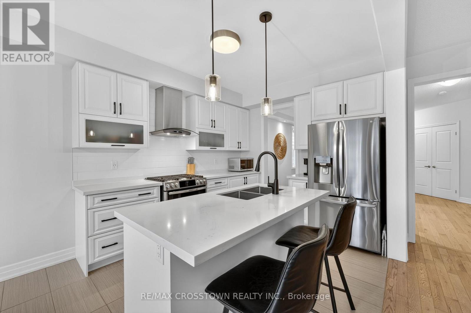 30 Hutton Crescent, Essa, ON - Indoor Photo Showing Kitchen With Double Sink With Upgraded Kitchen