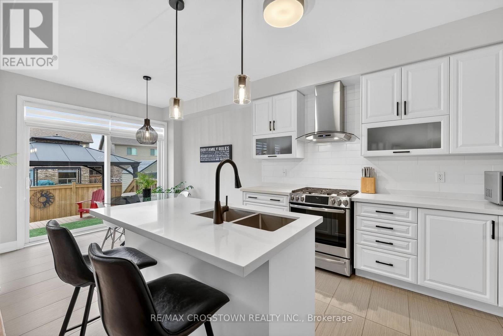 30 Hutton Crescent, Essa, ON - Indoor Photo Showing Kitchen With Double Sink With Upgraded Kitchen
