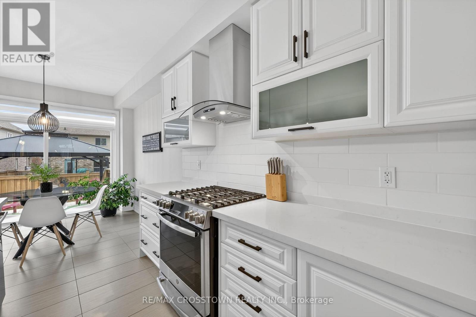 30 Hutton Crescent, Essa, ON - Indoor Photo Showing Kitchen With Upgraded Kitchen