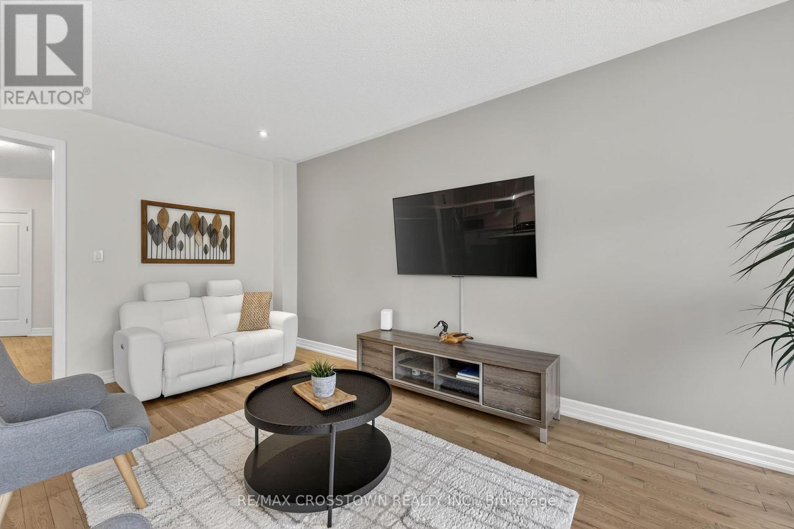 30 Hutton Crescent, Essa, ON - Indoor Photo Showing Living Room