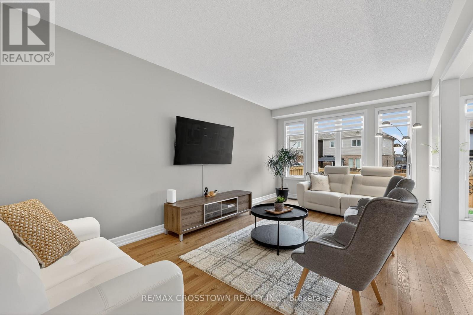30 Hutton Crescent, Essa, ON - Indoor Photo Showing Living Room