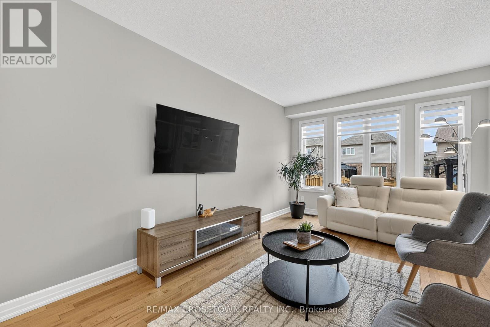 30 Hutton Crescent, Essa, ON - Indoor Photo Showing Living Room