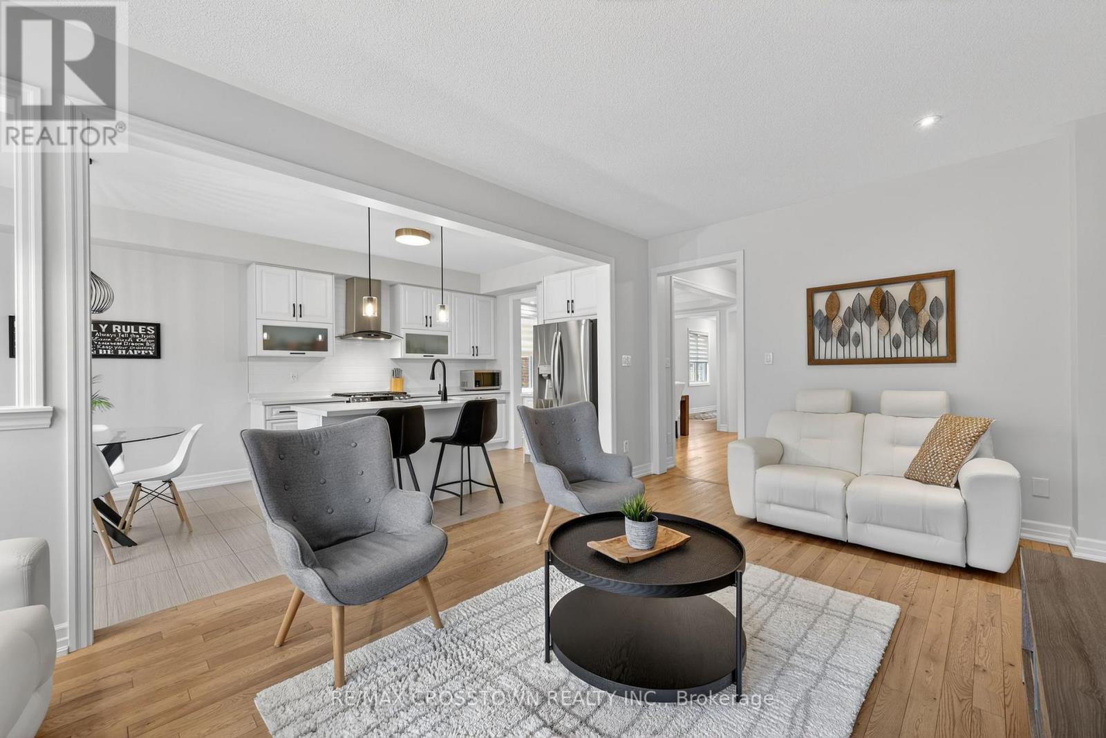 30 Hutton Crescent, Essa, ON - Indoor Photo Showing Living Room