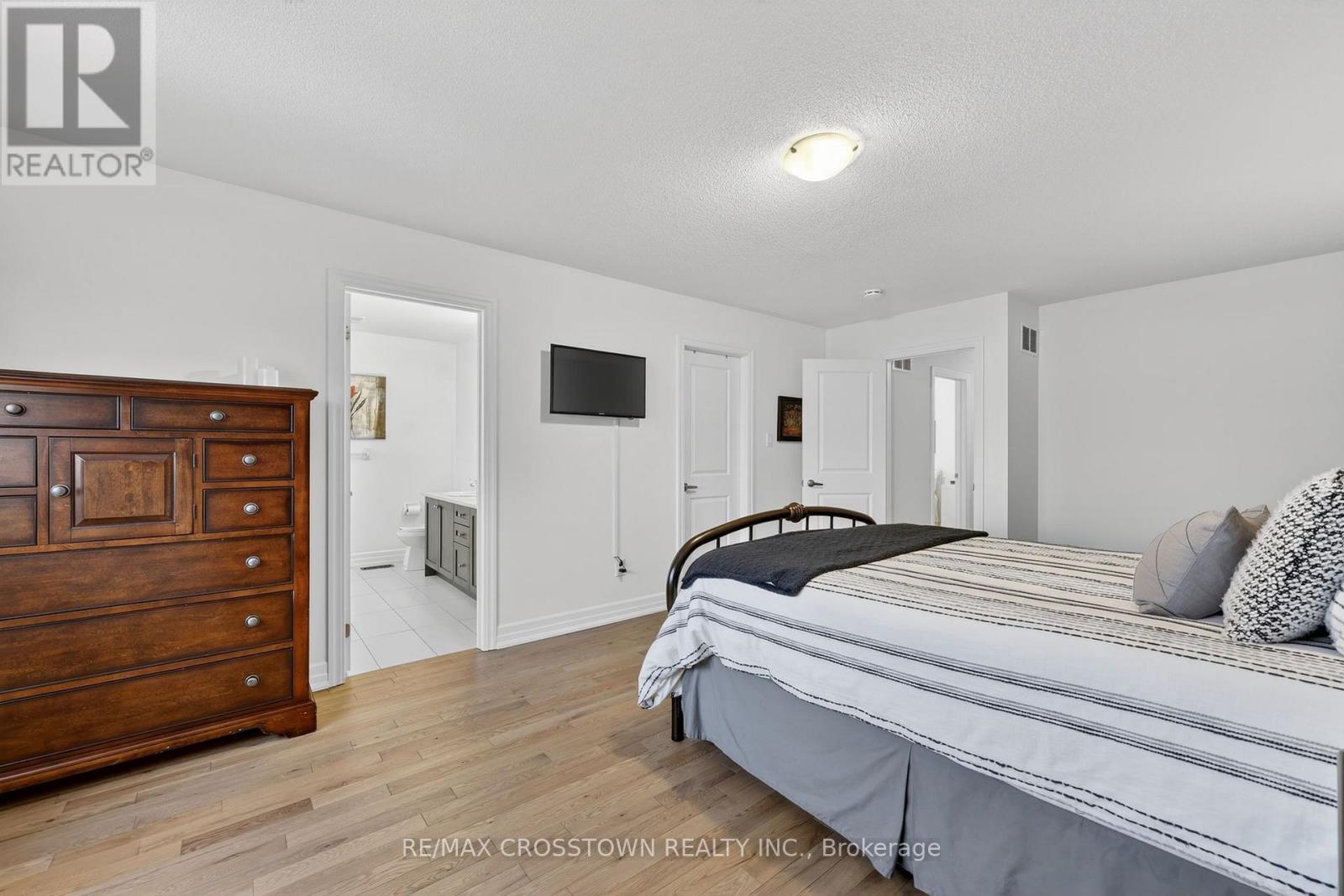 30 Hutton Crescent, Essa, ON - Indoor Photo Showing Bedroom