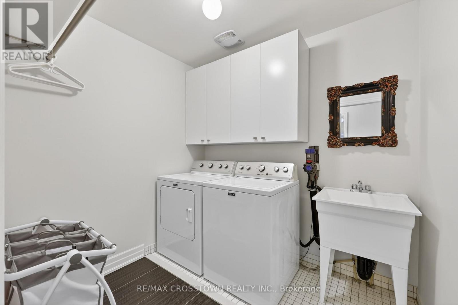 30 Hutton Crescent, Essa, ON - Indoor Photo Showing Laundry Room