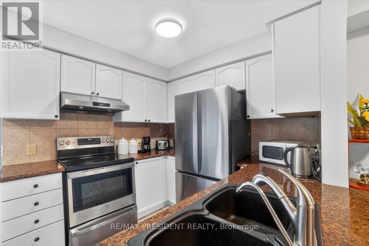 2957 Jackson Drive, Burlington, ON - Indoor Photo Showing Kitchen With Double Sink
