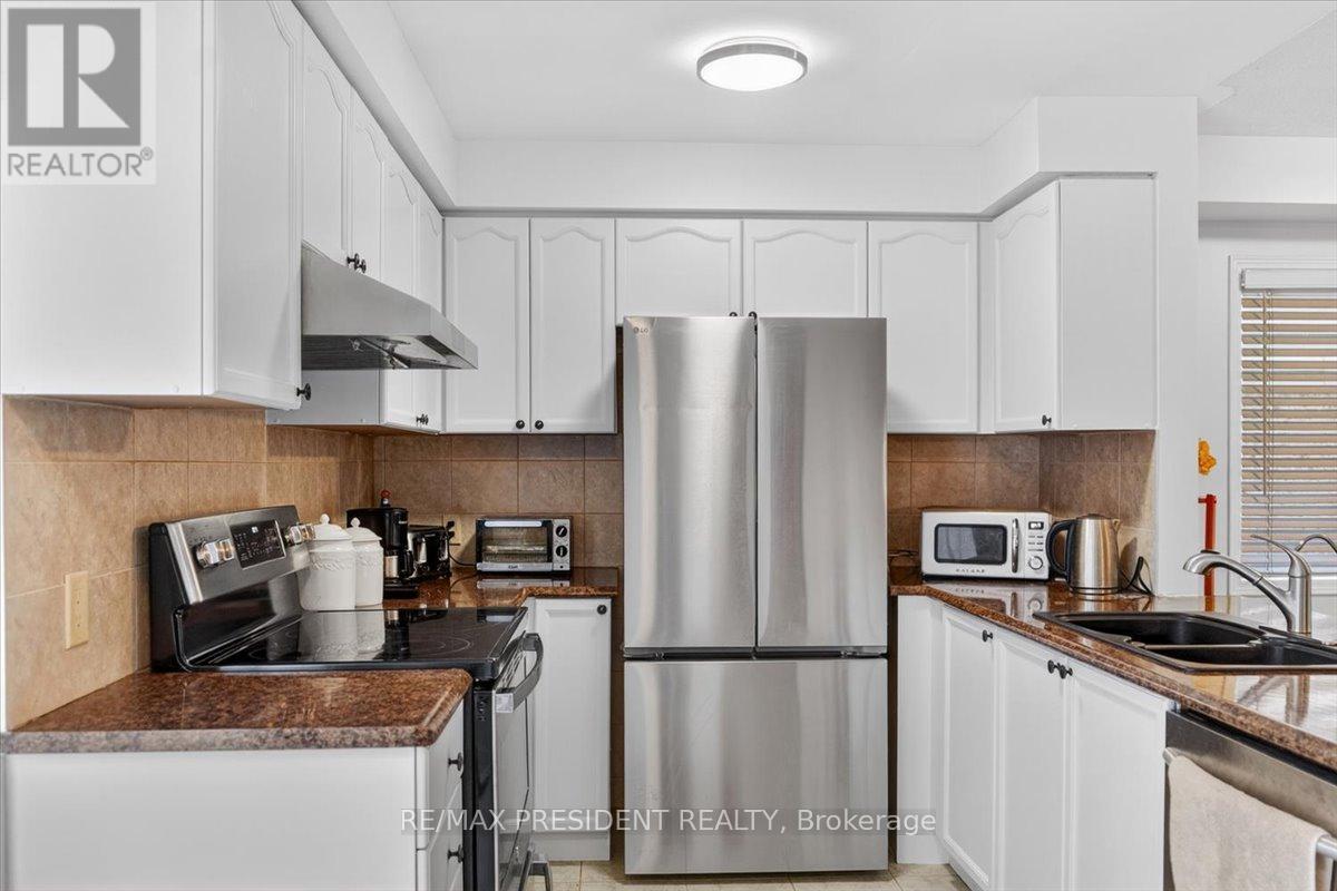 2957 Jackson Drive, Burlington, ON - Indoor Photo Showing Kitchen With Double Sink
