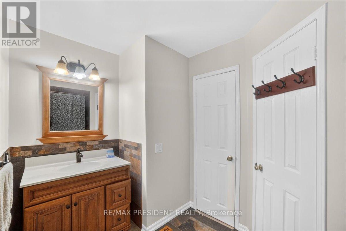 2957 Jackson Drive, Burlington, ON - Indoor Photo Showing Bathroom