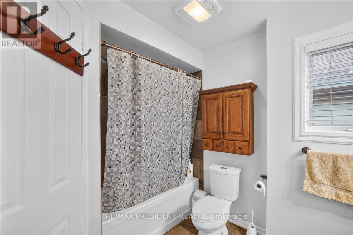2957 Jackson Drive, Burlington, ON - Indoor Photo Showing Bathroom
