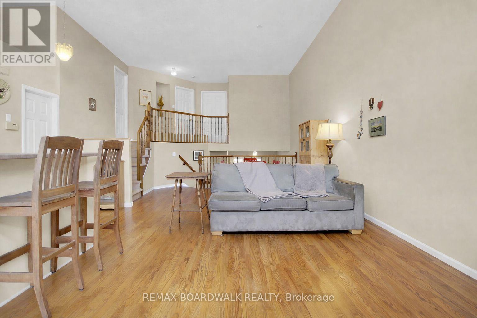 5 Maple Park Private, Ottawa, ON - Indoor Photo Showing Living Room
