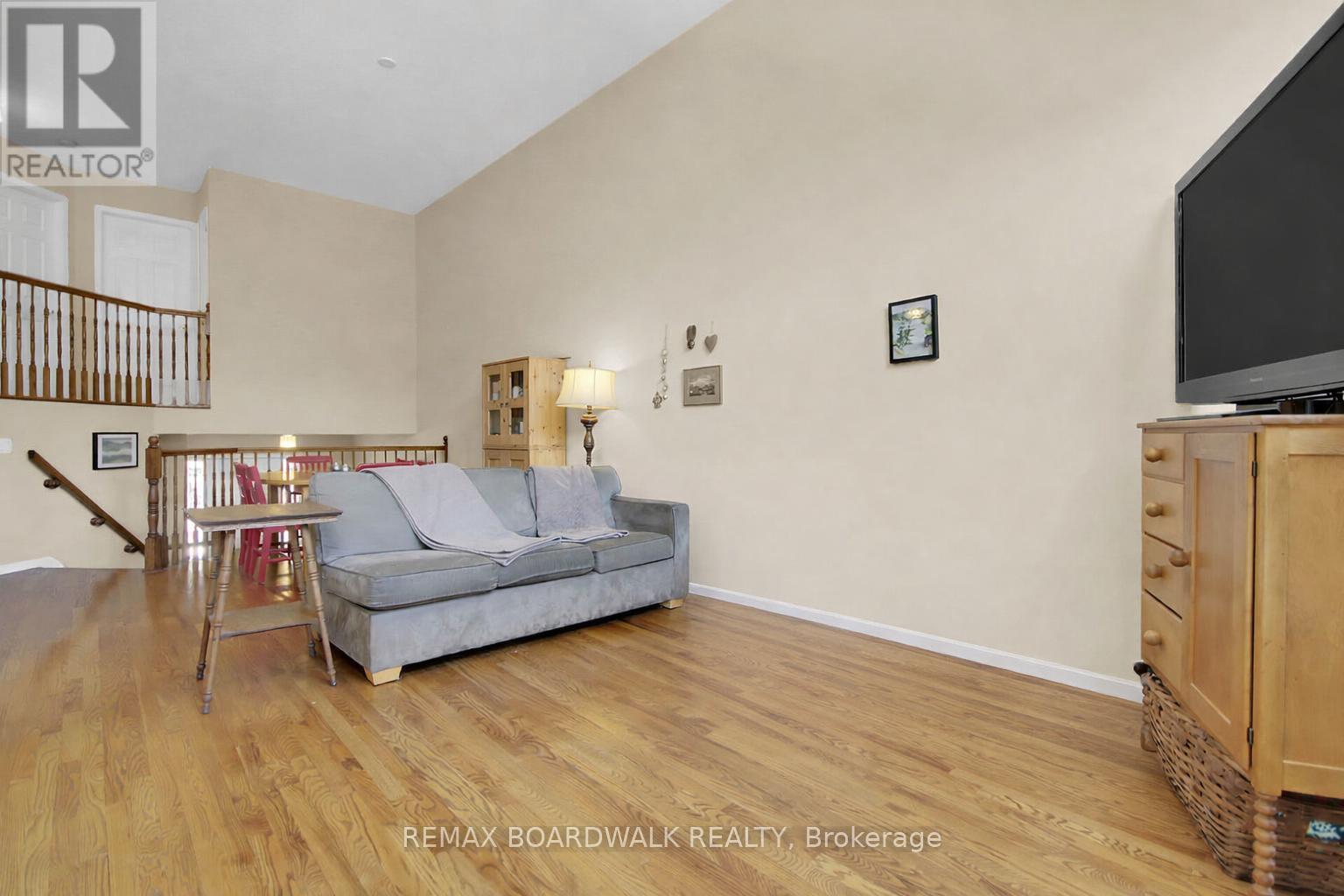 5 Maple Park Private, Ottawa, ON - Indoor Photo Showing Living Room