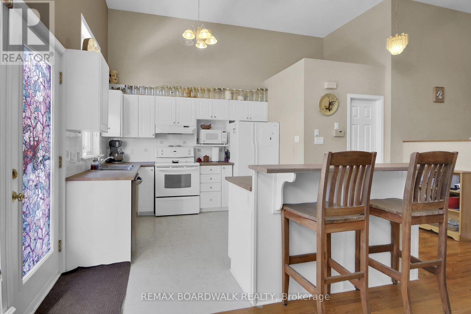 5 Maple Park Private, Ottawa, ON - Indoor Photo Showing Kitchen