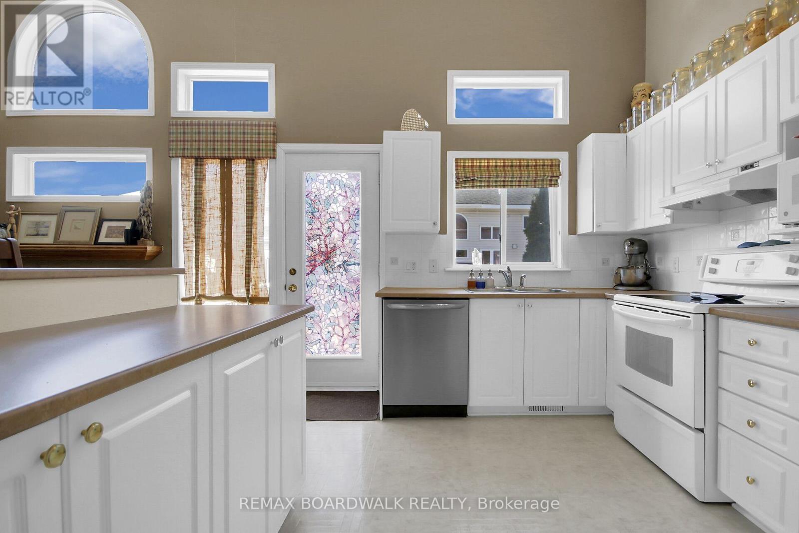 5 Maple Park Private, Ottawa, ON - Indoor Photo Showing Kitchen