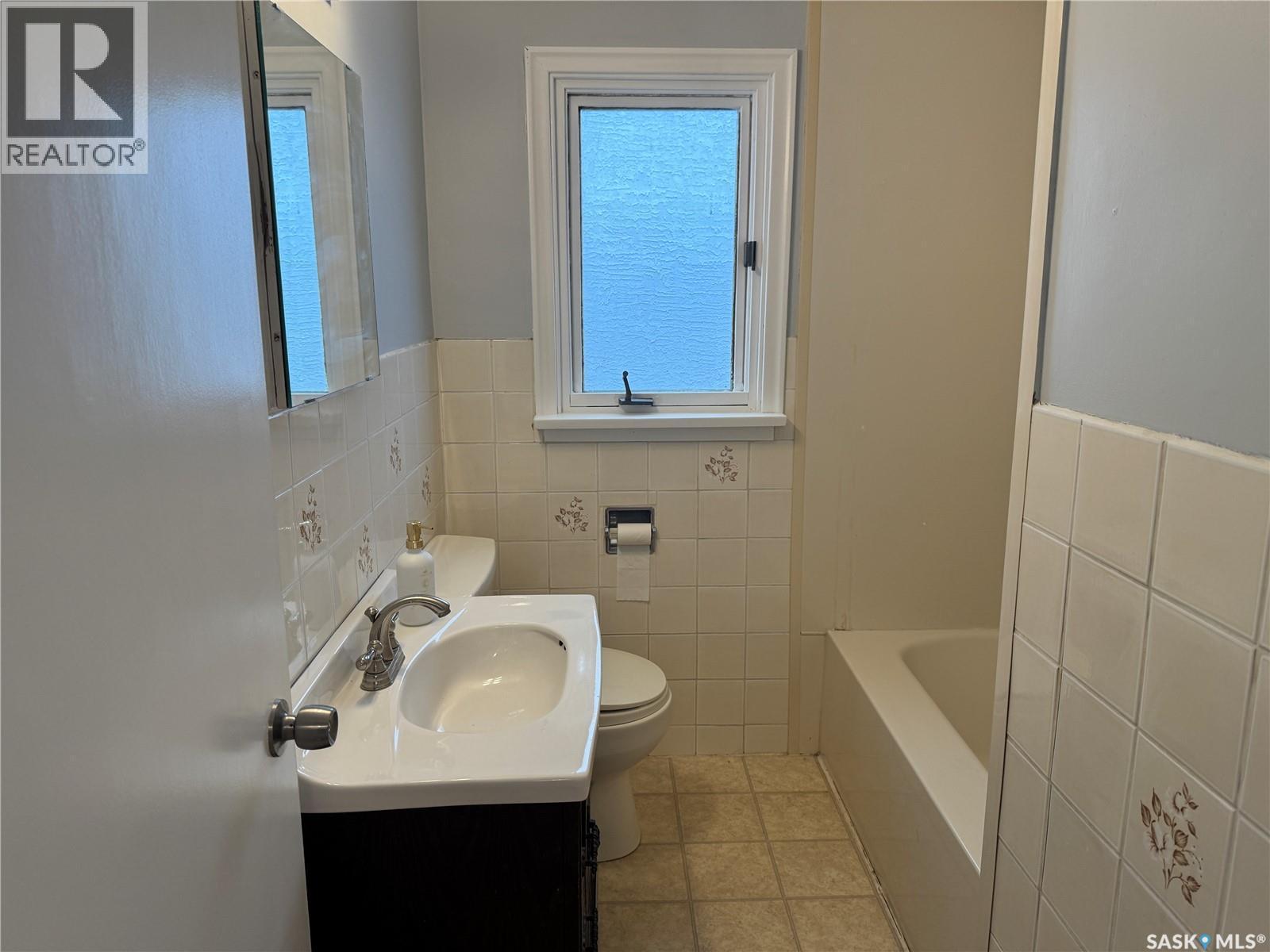 1318 B Avenue N, Saskatoon, SK - Indoor Photo Showing Bathroom
