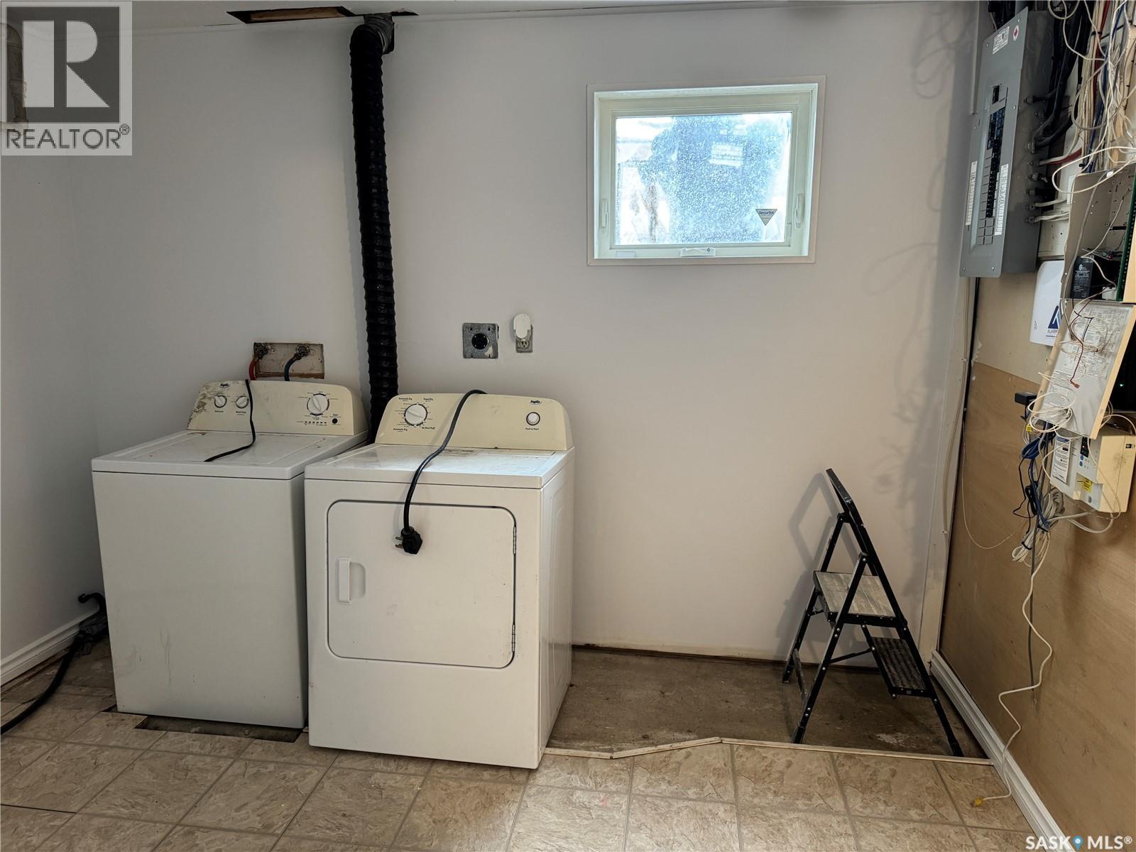 1318 B Avenue N, Saskatoon, SK - Indoor Photo Showing Laundry Room