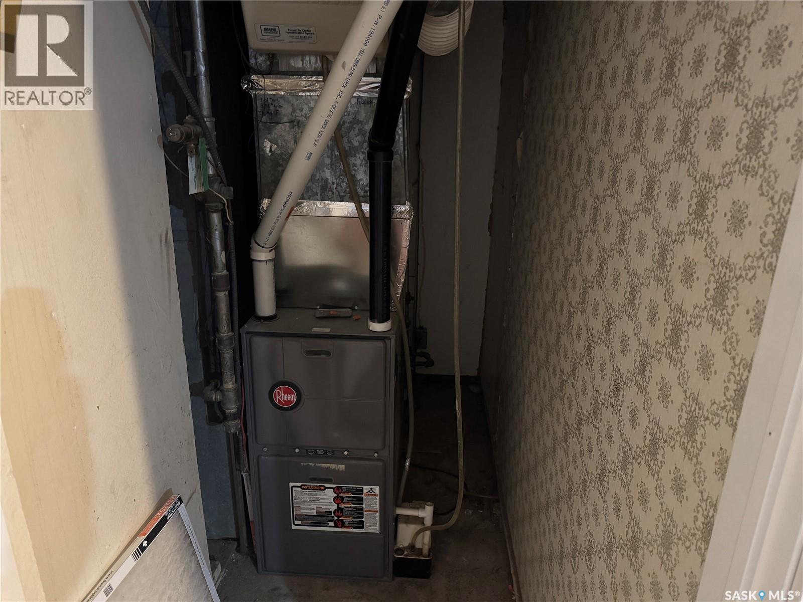 1318 B Avenue N, Saskatoon, SK - Indoor