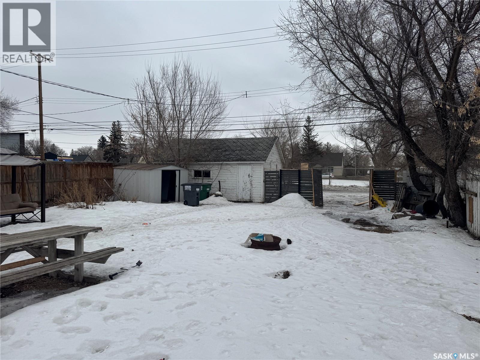 1318 B Avenue N, Saskatoon, SK - Outdoor