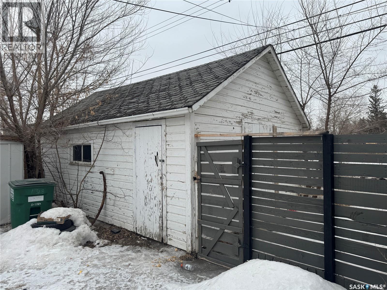 1318 B Avenue N, Saskatoon, SK - Outdoor