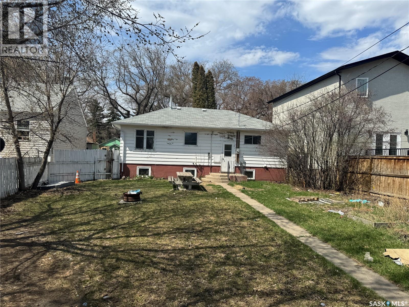 1318 B Avenue N, Saskatoon, SK - Outdoor
