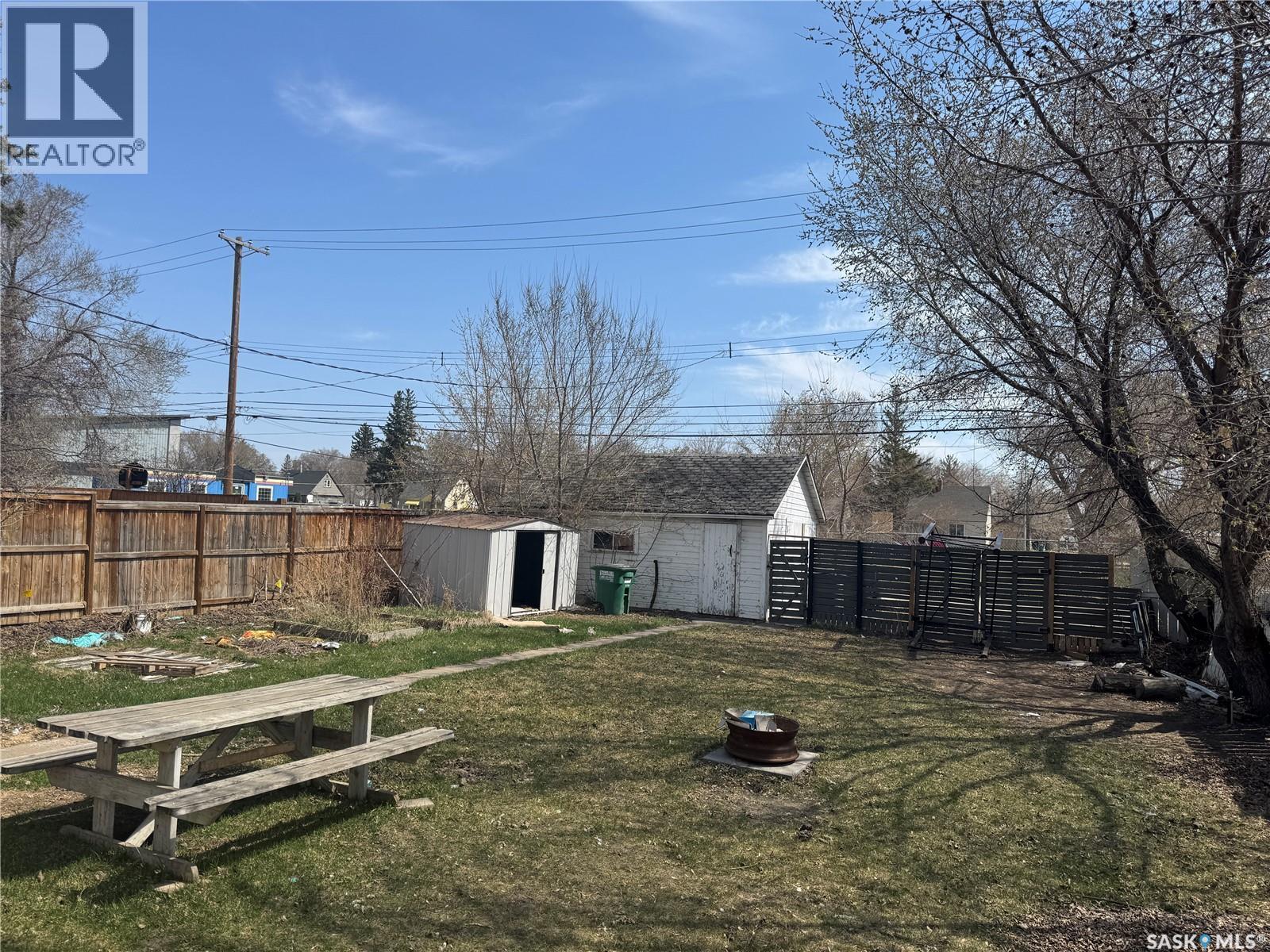 1318 B Avenue N, Saskatoon, SK - Outdoor