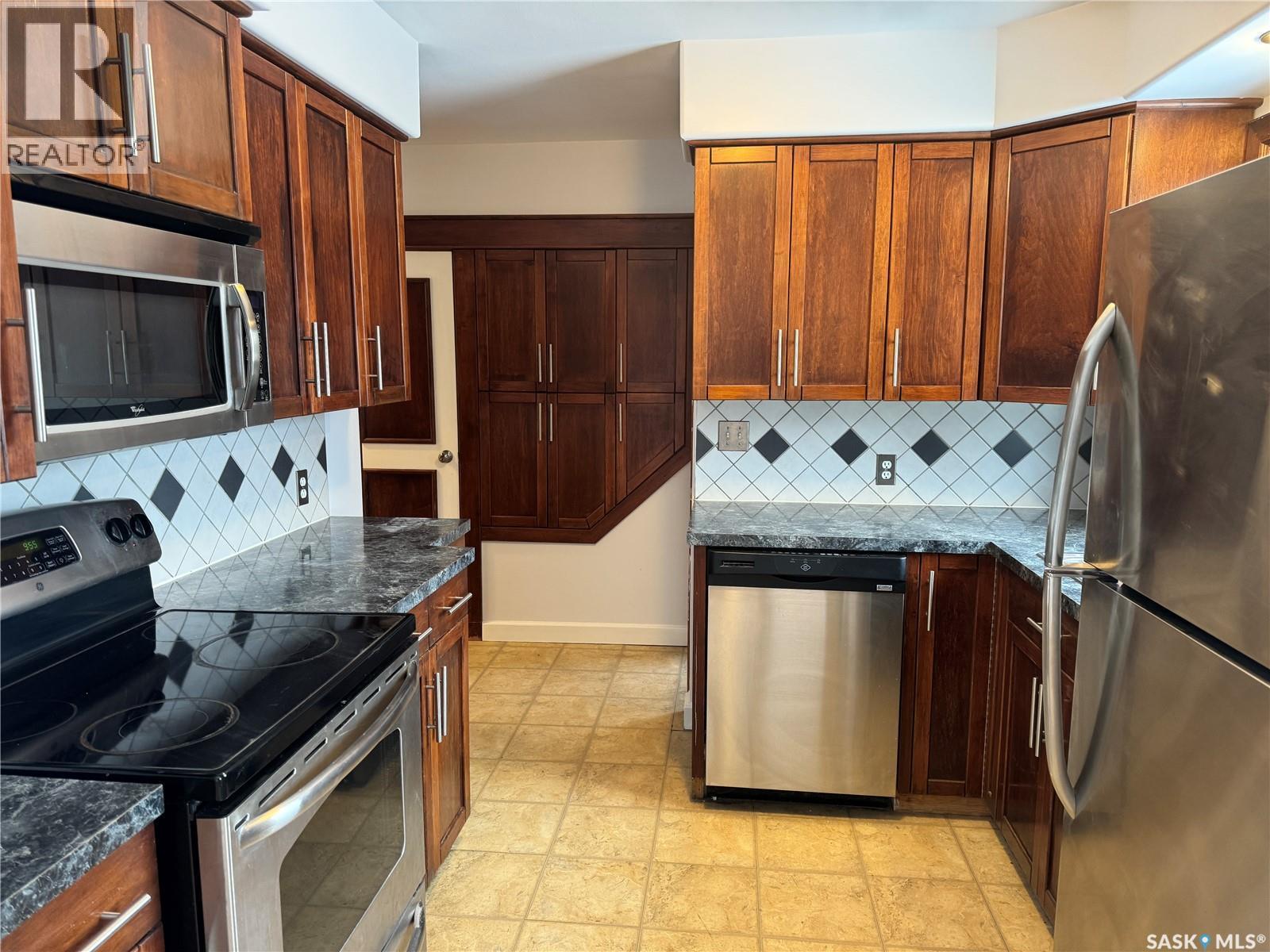 1318 B Avenue N, Saskatoon, SK - Indoor Photo Showing Kitchen