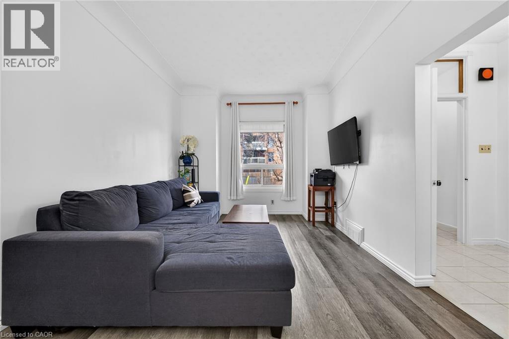 96 Wentworth Street N, Hamilton, ON - Indoor Photo Showing Living Room
