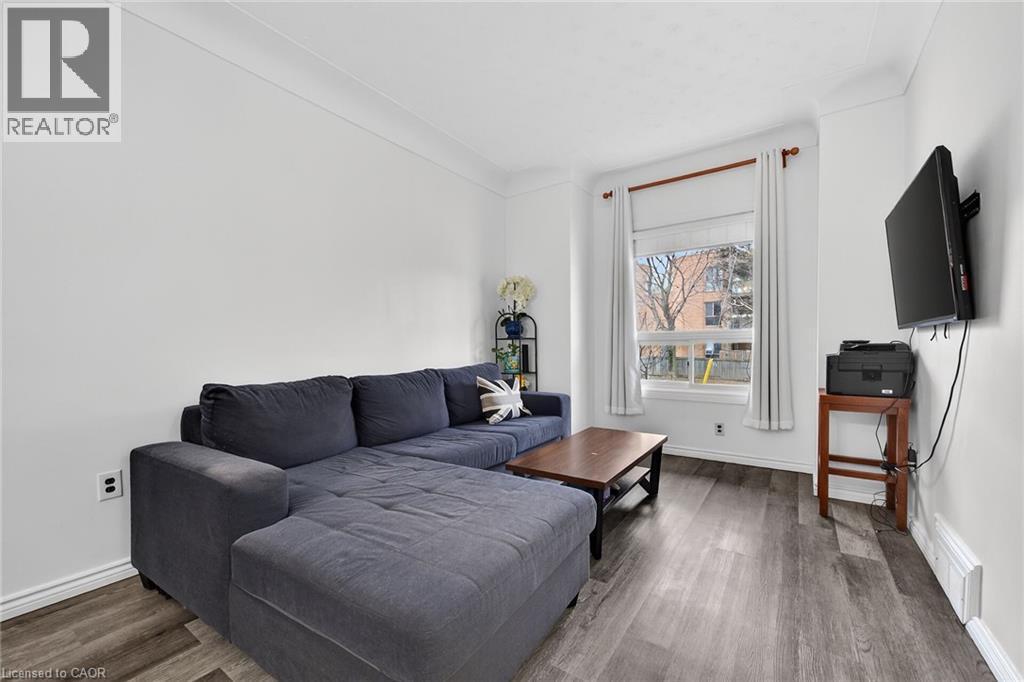 96 Wentworth Street N, Hamilton, ON - Indoor Photo Showing Living Room