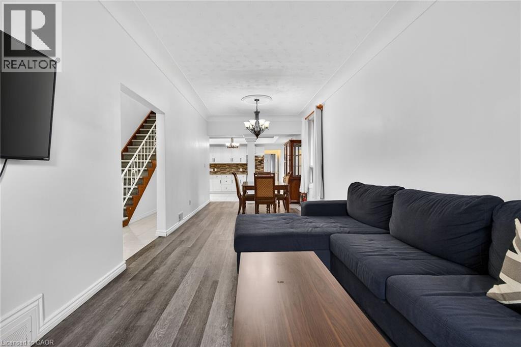 96 Wentworth Street N, Hamilton, ON - Indoor Photo Showing Living Room